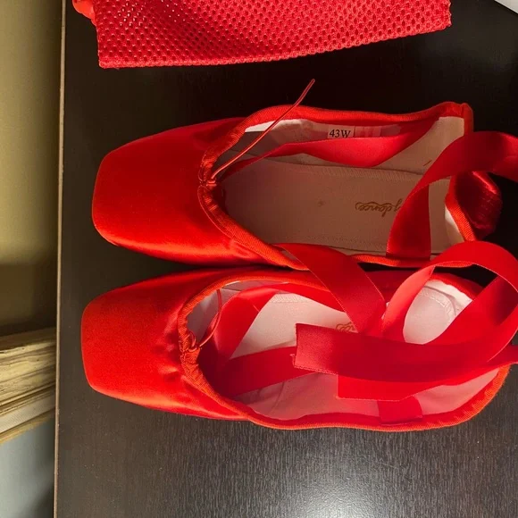 Red Ballet Pointe Shoes with Toe Pads with Dust Bag NIB - Picture 5 of 11